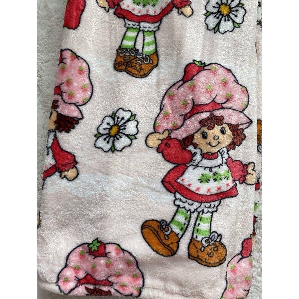 Strawberry Shortcake Classic 60 X 90” Soft Plush Blanket TWIN Size Poses Flowers - Picture 8 of 16